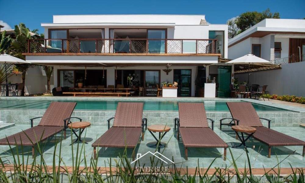 Fachada da casa com arquitetura moderna, varanda ampla e vista privilegiada para a área da piscina