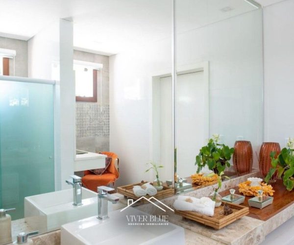 Banheiro sofisticado com bancada elegante, decoração clean e acabamentos modernos.
