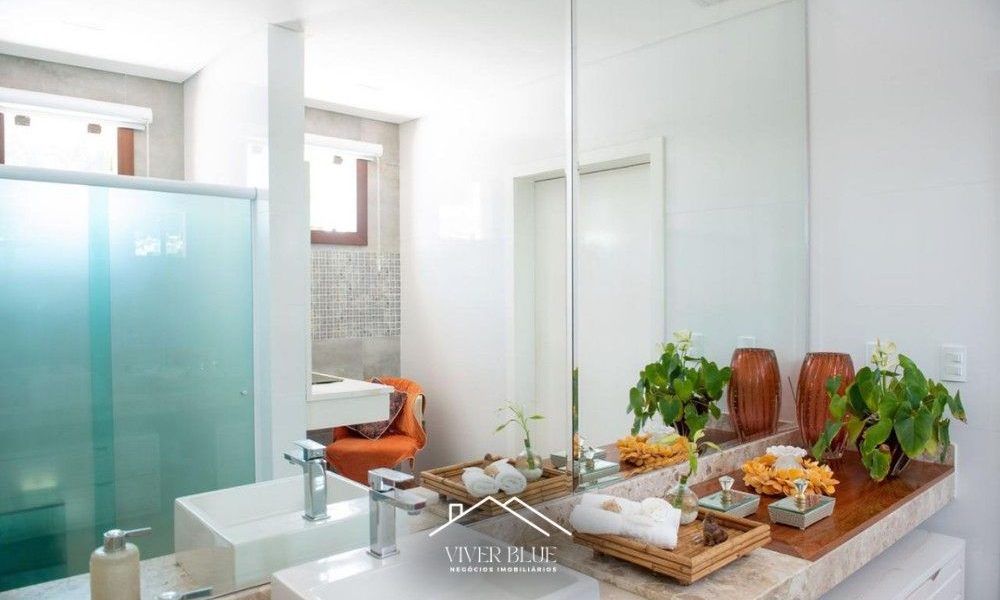 Banheiro sofisticado com bancada elegante, decoração clean e acabamentos modernos.