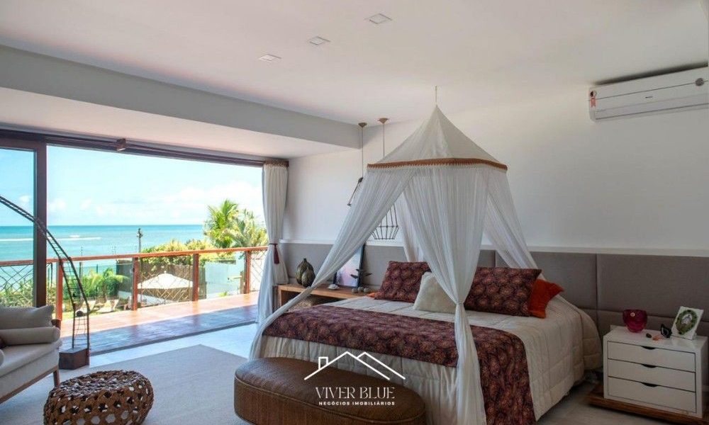 Suíte master com varanda e vista, cama com dossel e atmosfera de conforto e exclusividade.