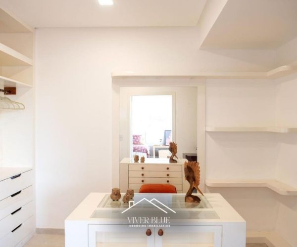 Quarto minimalista com iluminação natural, tons claros e atmosfera tranquila e sofisticada.