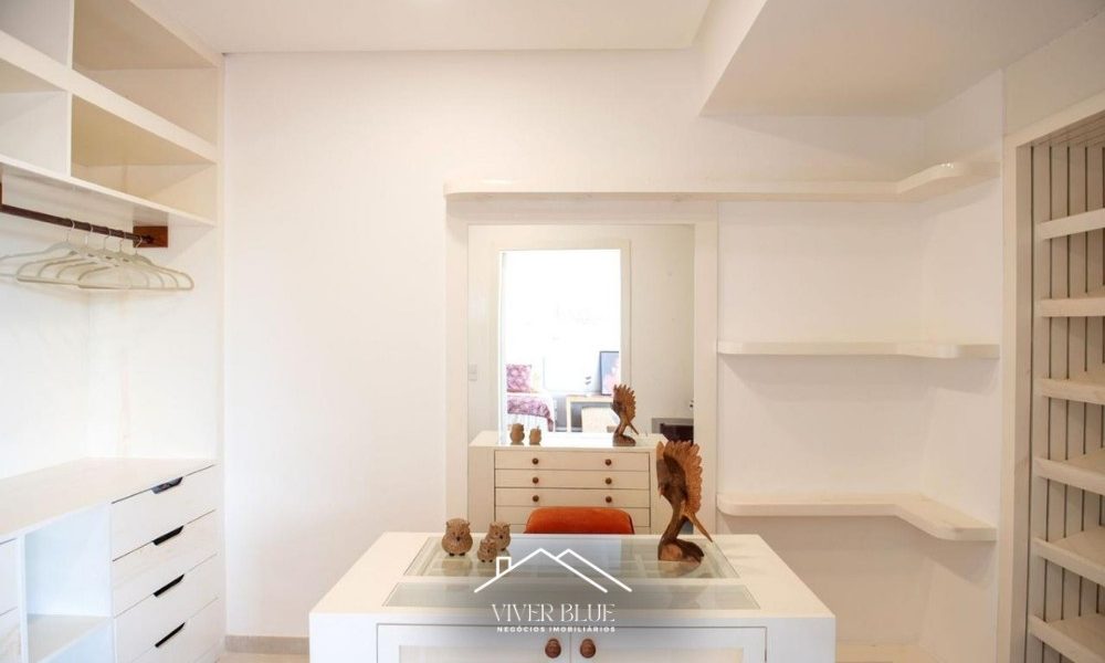 Quarto minimalista com iluminação natural, tons claros e atmosfera tranquila e sofisticada.