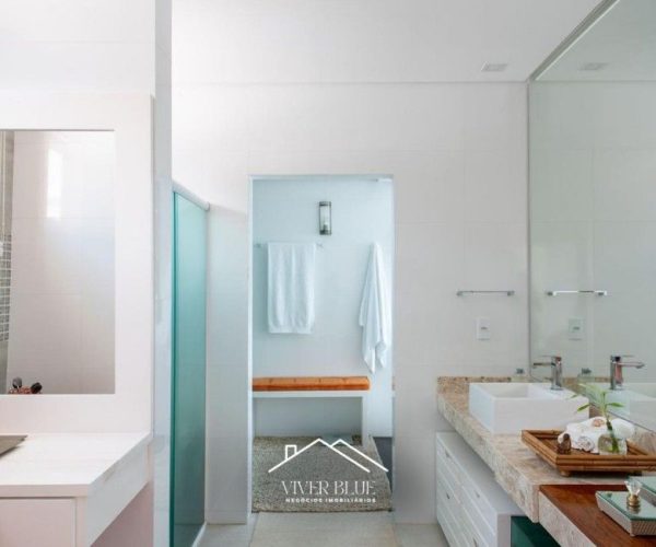 Banheiro moderno com box de vidro, design clean e acabamento refinado.