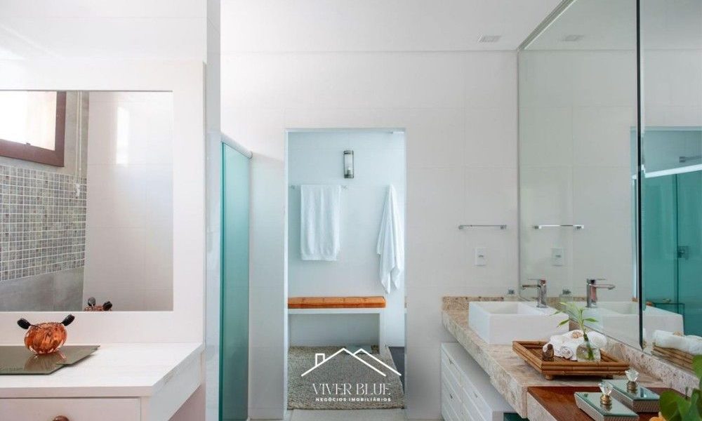 Banheiro moderno com box de vidro, design clean e acabamento refinado.