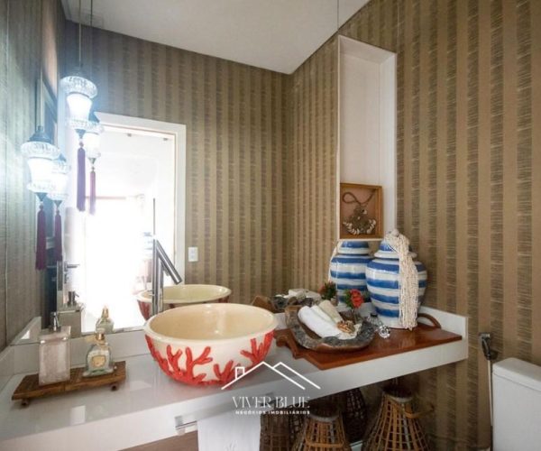Cozinha gourmet equipada com ilha central, decoração moderna e integração com área social.
