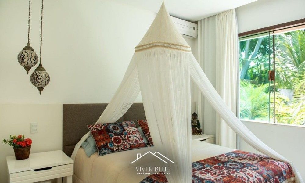 Quarto aconchegante com cama com dossel, decoração leve e iluminação natural.