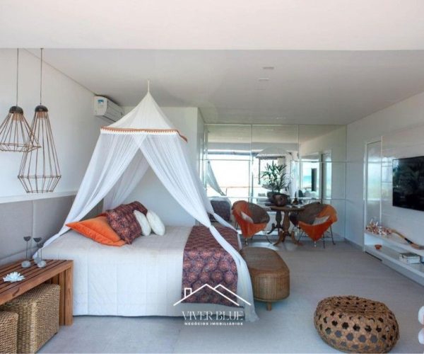 Suíte elegante com decoração clean, cama com dossel e iluminação natural, criando ambiente acolhedor e sofisticado.