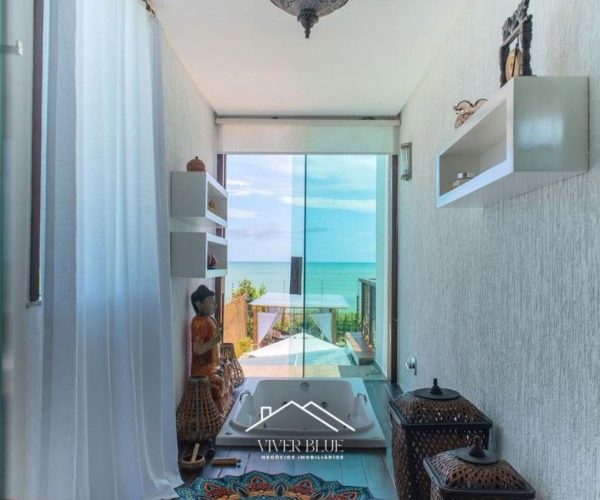 Corredor interno com iluminação natural, decoração minimalista e acesso aos ambientes da casa.