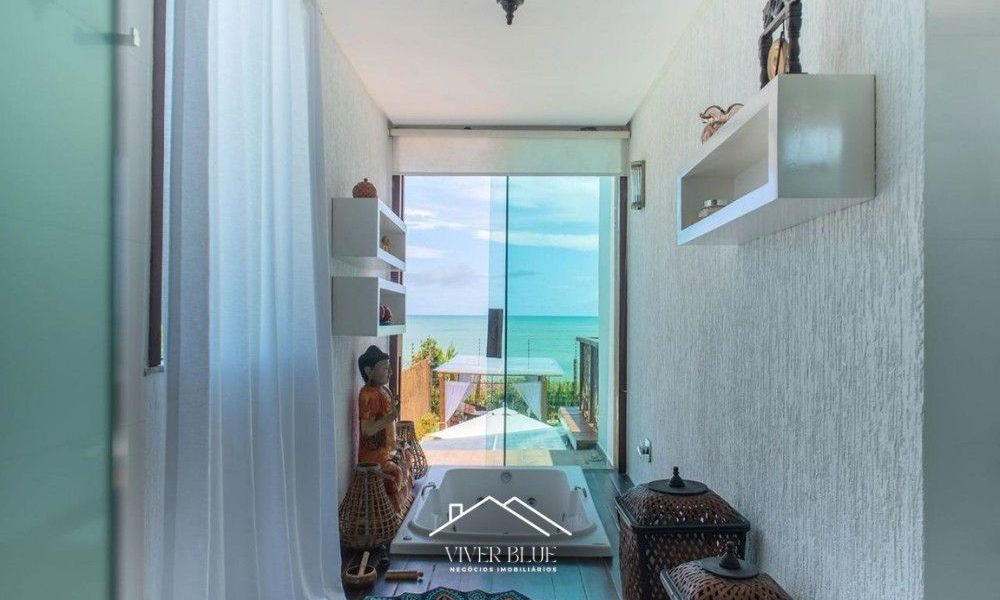 Corredor interno com iluminação natural, decoração minimalista e acesso aos ambientes da casa.