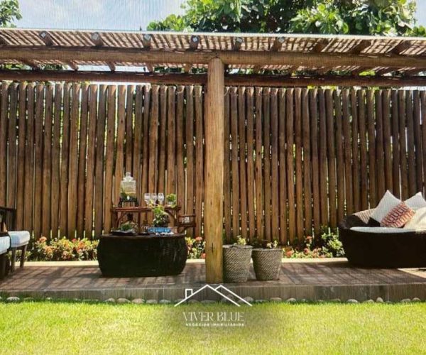 Área externa com ducha e paisagismo, ideal para momentos de relaxamento ao ar livre.