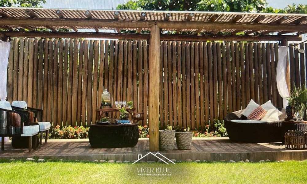 Área externa com ducha e paisagismo, ideal para momentos de relaxamento ao ar livre.